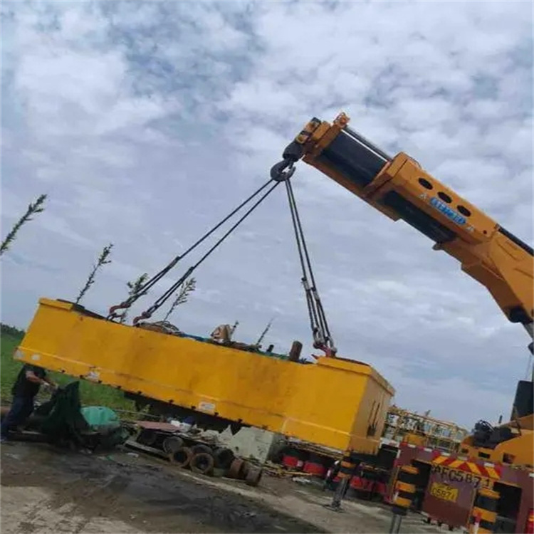 张湾吊运集装箱的吊车